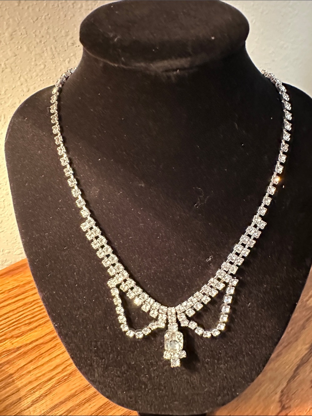 Elegant Silver-Tone Crystal Necklace - Sparkling Rhinestone Pendant